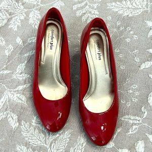 ABSOLUTELY GORGEOUS cherry red patent pumps, EUC, size 8W